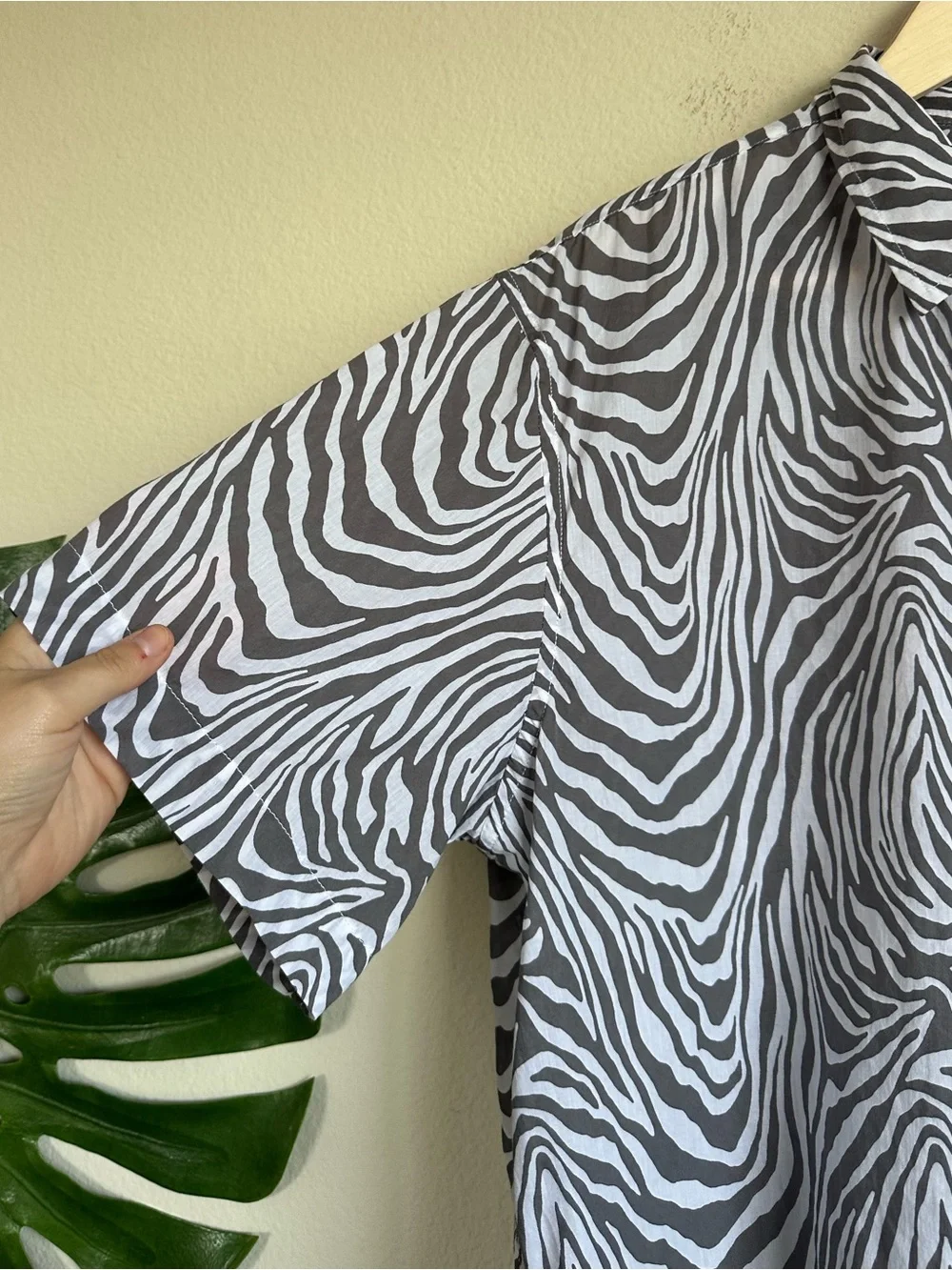 Banana Republic Men’s Cotton Zebra Print Short Sleeve Button Down Shirt